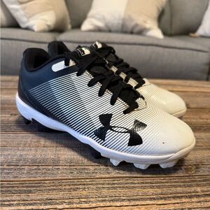Under Armour 2Y Baseball Cleats in Good Used Condition